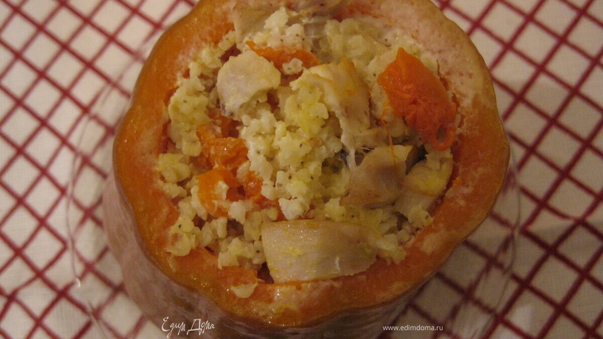 Жаркое с курицей и пшеном в тыквенном горшочке