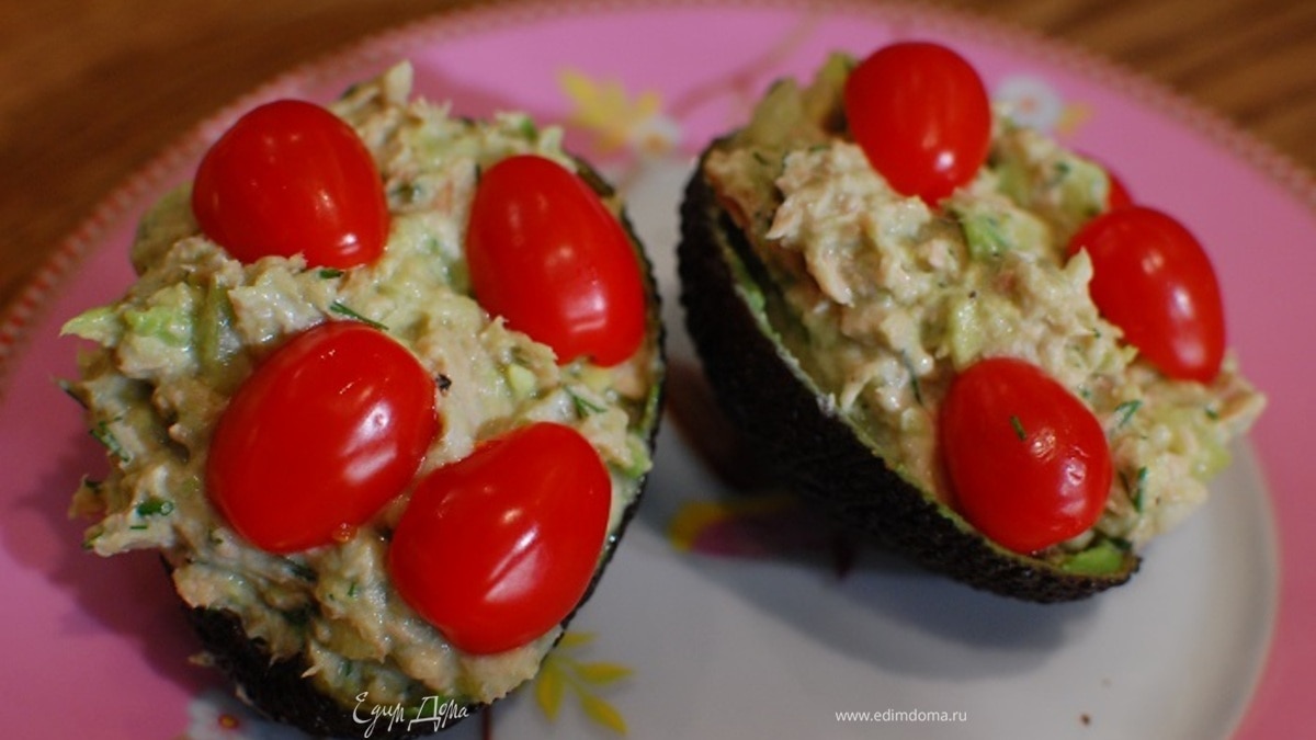 Авокадо с тунцом, сельдереем и помидорами черри