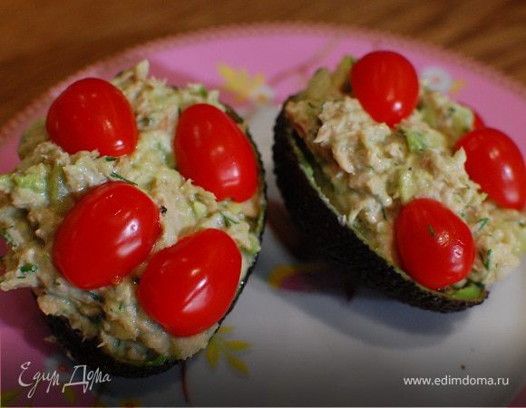 Авокадо с тунцом, сельдереем и помидорами черри Авокадо с тунцом, сельдереем и помидорами черри