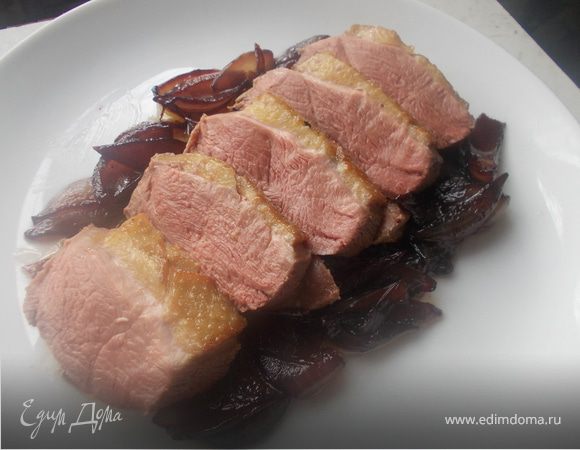 Утиная грудка с винно-карамельным луком