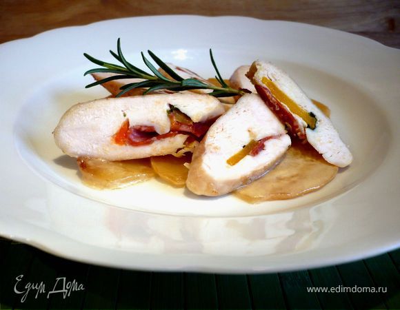 Куриное филе с чоризо, базиликом и паприкой на сливочной репе Куриное филе с чоризо, базиликом и паприкой на сливочной репе