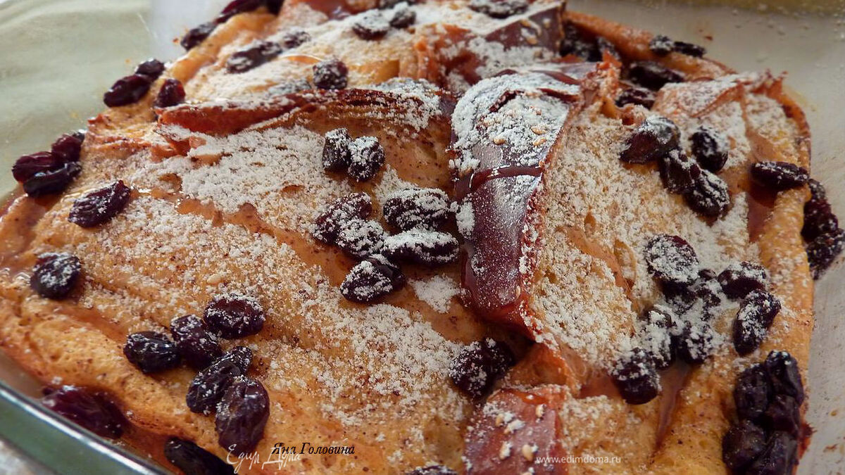 Запеченный французский тост с изюмом и корицей