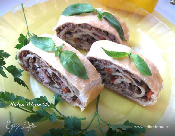 Рулет из слоеного теста с мясом, черносливом и зеленью