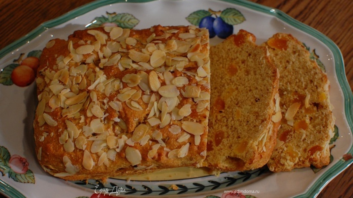Миндальный кекс с курагой