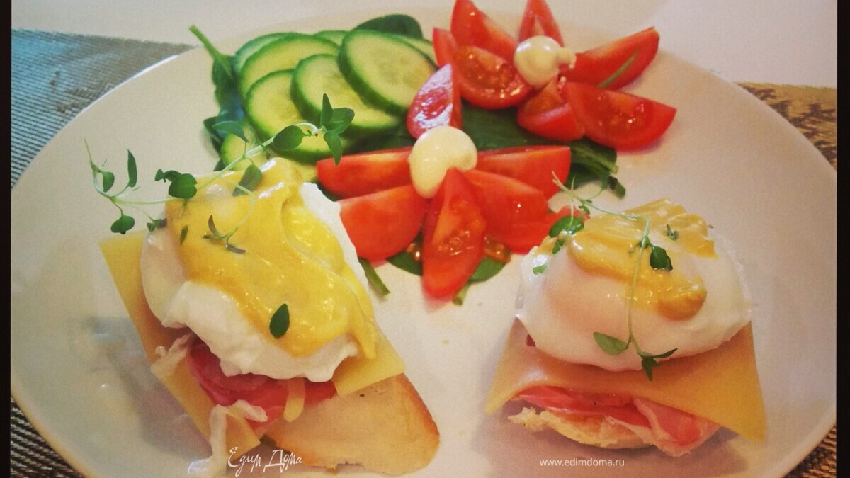 Завтрак с яйцами Бенедикт