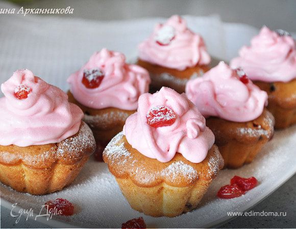 Капкейки с вяленой вишней и взбитыми сливками Капкейки с вяленой вишней и взбитыми сливками