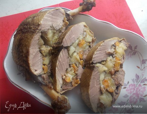 Фаршированная утка яблоками и сухофруктами Фаршированная утка яблоками и сухофруктами