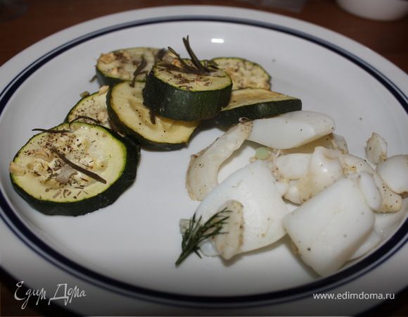 Запеченная в фольге каракатица с кабачками