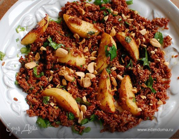 Теплый салат из красного риса с зеленью и миндалем