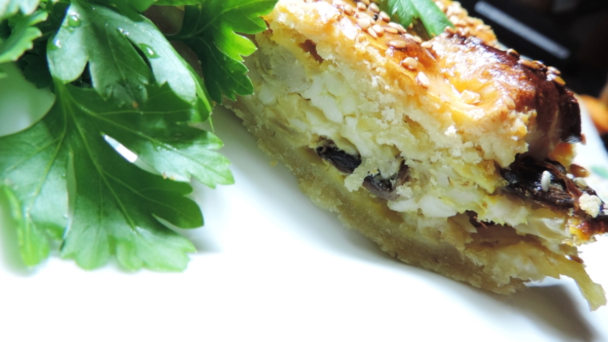 Сырно-луковый пирог с грибами