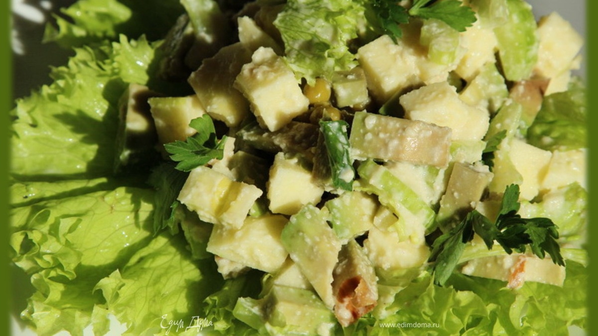 Легкий салат под заправкой из кешью