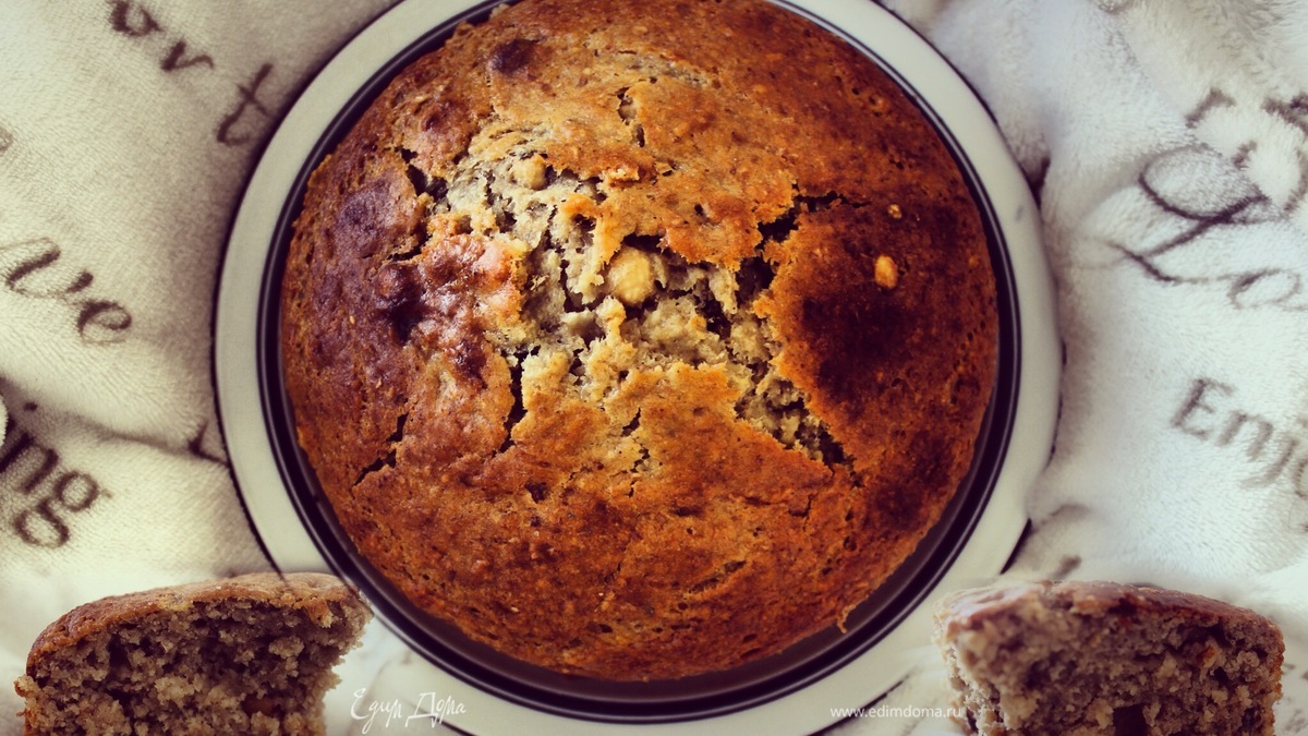 Банановый пирог с лесными орехами