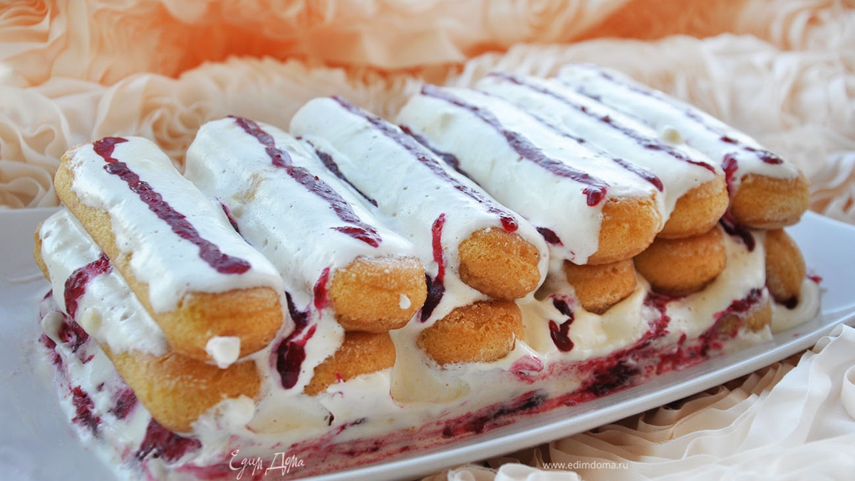 Сливочное тирамису с брусничным соусом