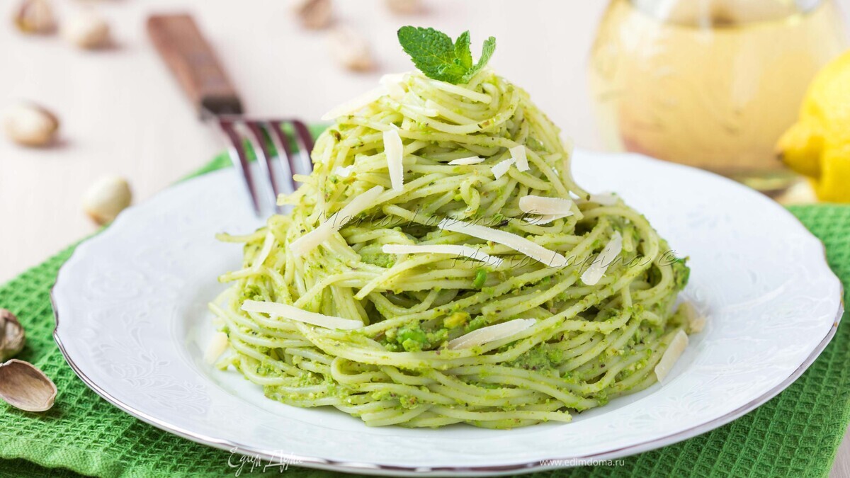 Спагетти с соусом песто из зеленого горошка, фисташек и мяты
