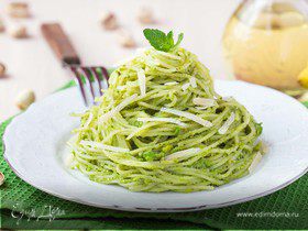 Спагетти с соусом песто из зеленого горошка, фисташек и мяты