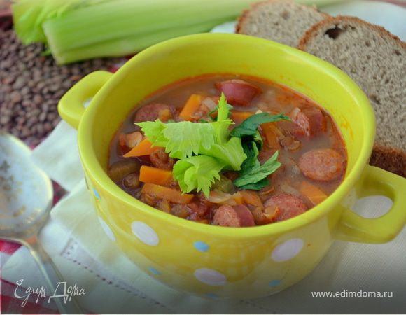 Согревающая чечевичная похлебка с копчеными сосисками 