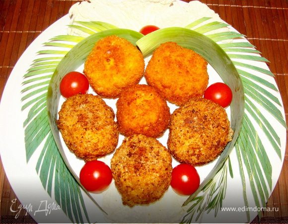 Сырные шарики с начинкой в ореховой панировке под "пьяной" клюквой