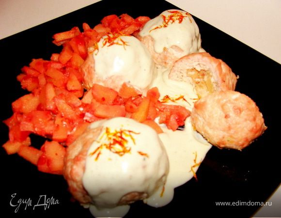 Котлеты из индейки с айвой под голубым соусом и шафраном