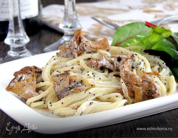 Спагетти с грибами под сметанно-маковым соусом