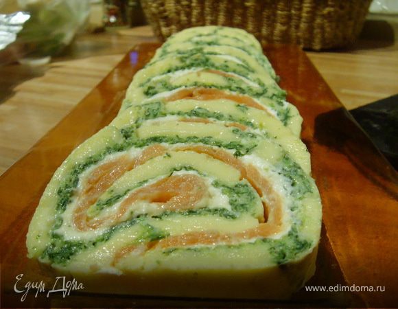 Сырный рулет с лососем и шпинатом