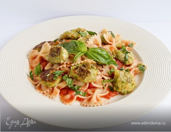 Фарфалле с цукини в томатном соусе 