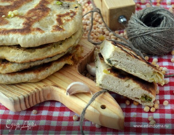Лепешки с горохово-чесночной начинкой Лепешки с горохово-чесночной начинкой