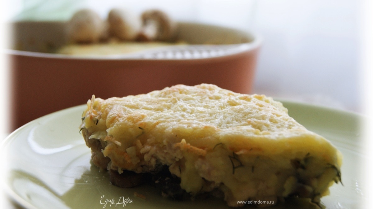 Запеканка с куриным филе, грибами и картофельным пюре