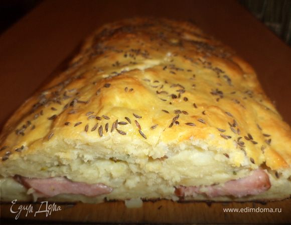 Картофельный рулет с колбаской