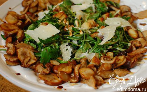 Рецепт Зеленый салат с жареными грибами и кедровыми орешками