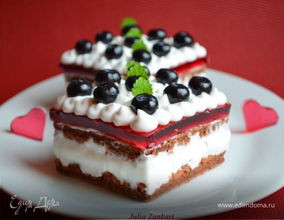 Тирамису с кокосовым муссом, малиновым желе и черникой