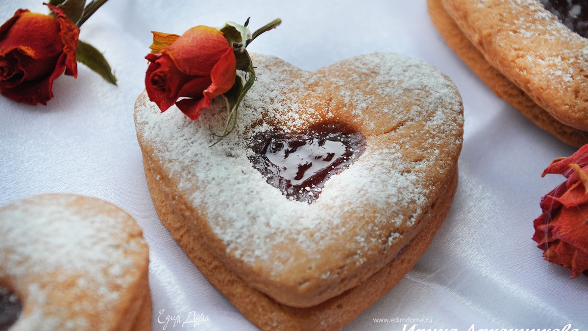 Розовое двухслойное печенье с клубничным джемом