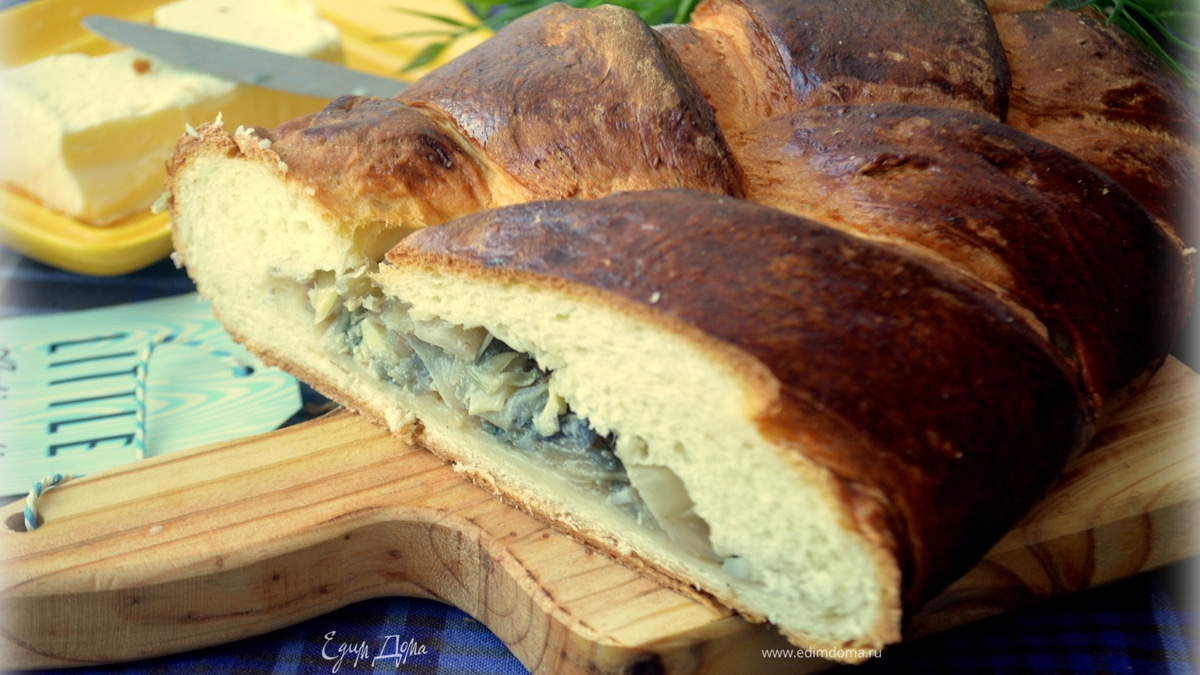 Плетенка с капустой, яйцом и красным луком