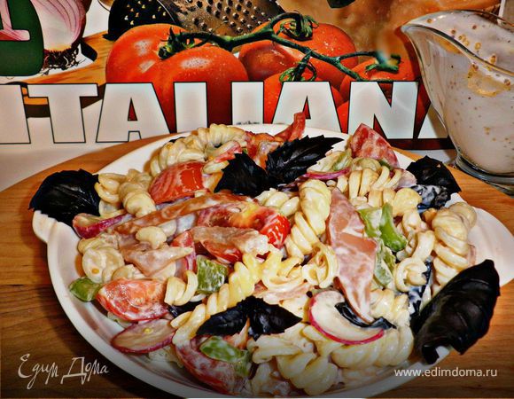 Салат с пастой джирандоле, карпаччо из курицы и овощами Салат с пастой джирандоле, карпаччо из курицы и овощами