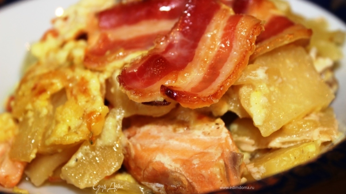 Жаркое с семгой и беконом в горшочке