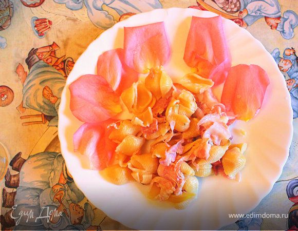 Конкилье с лепестками роз Конкилье с лепестками роз