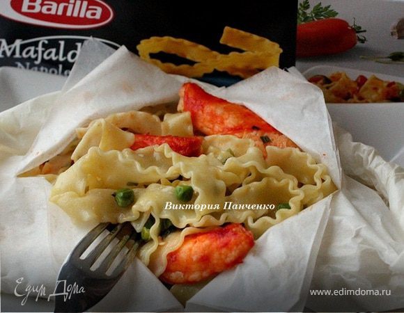 Мафальдине с камчатским крабом и зеленым горошком, запеченные в пергаменте