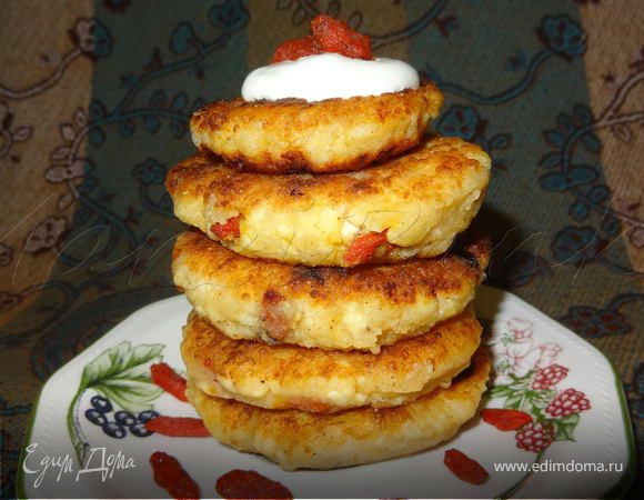 Сырники по-восточному с ягодами годжи и корицей Сырники по-восточному с ягодами годжи и корицей