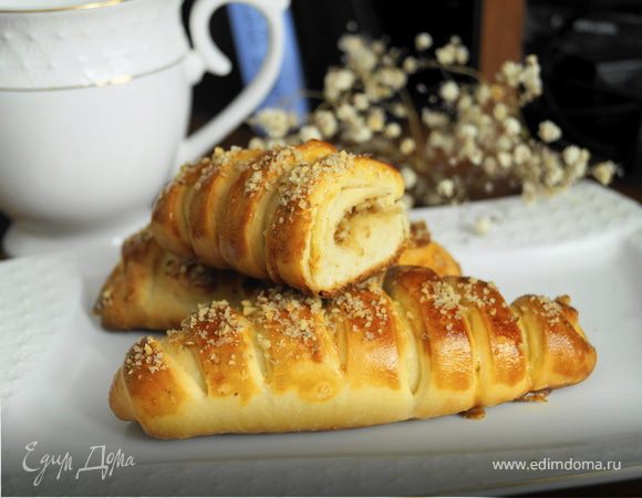 Сдобные булочки с грецкими орешками Сдобные булочки с грецкими орешками