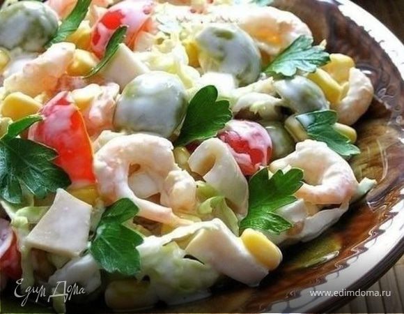 Морской салат с оливками и помидорами черри