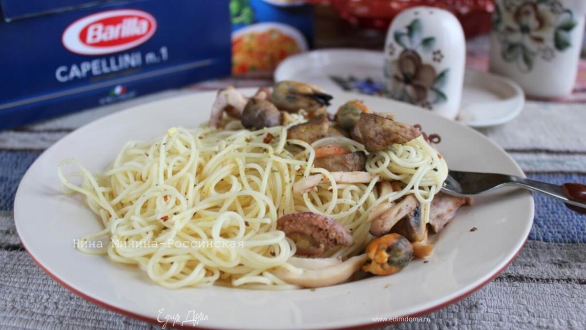 Капеллини с морским коктейлем и шампиньонами