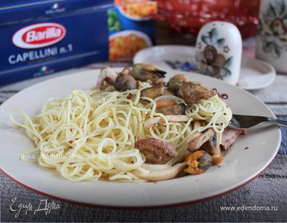 Капеллини с морским коктейлем и шампиньонами