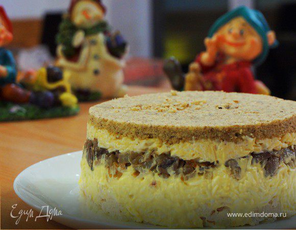 Слоеный салат с курицей и орехами