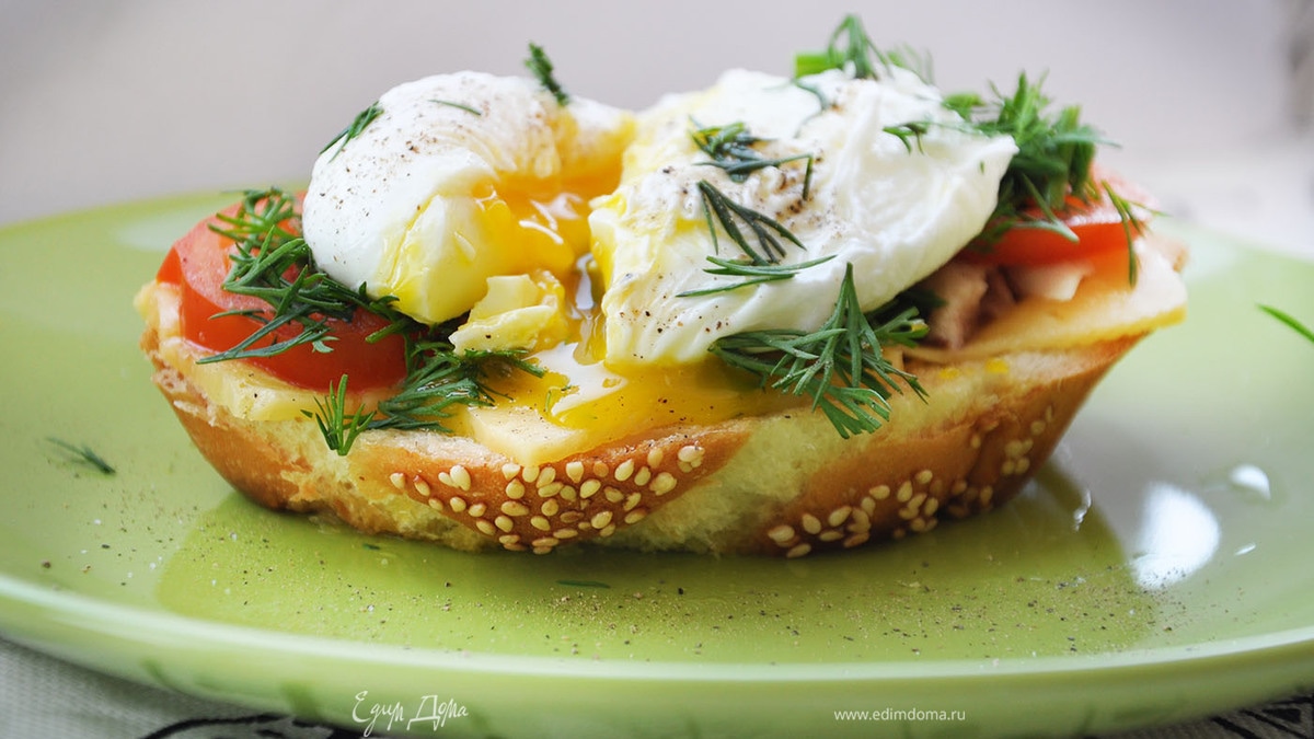 Гренка с курицей и яйцом-пашот