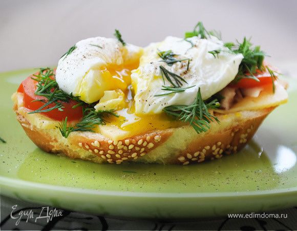 Гренка с курицей и яйцом-пашот
