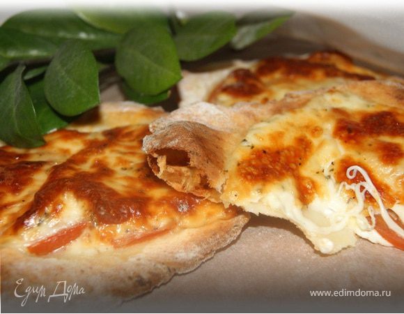 Лепешки из творожного теста с помидором и моцареллой Лепешки из творожного теста с помидором и моцареллой