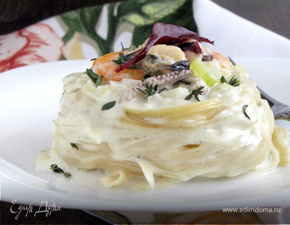 Морское ассорти в "гнездах" из тальятелле