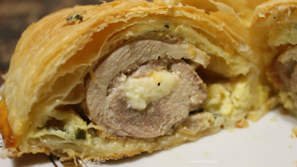 Куриный рулет в слоеном тесте