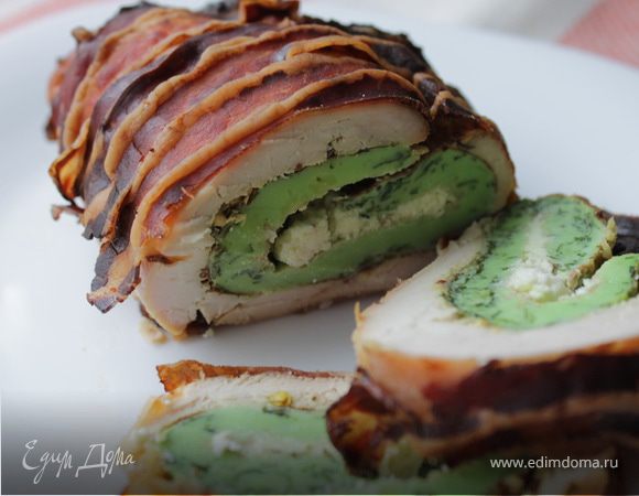 Запеченный куриный рулет с омлетом