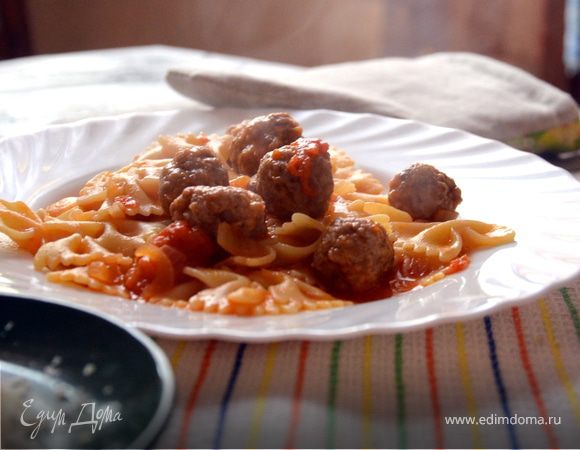 Фарфалле с рагу из фрикаделек