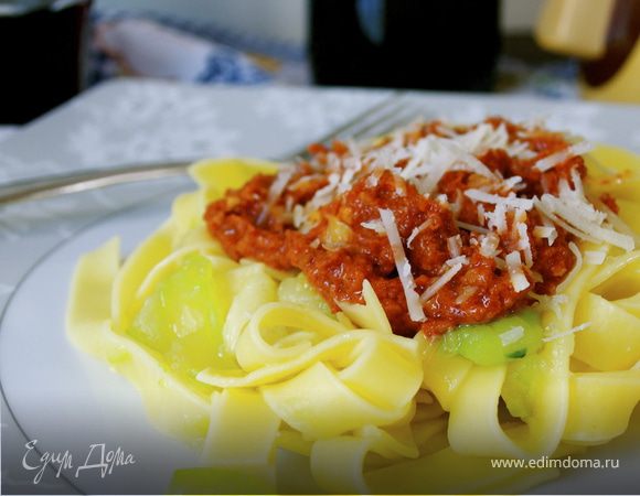 Феттучине с цукини и песто из вяленых томатов